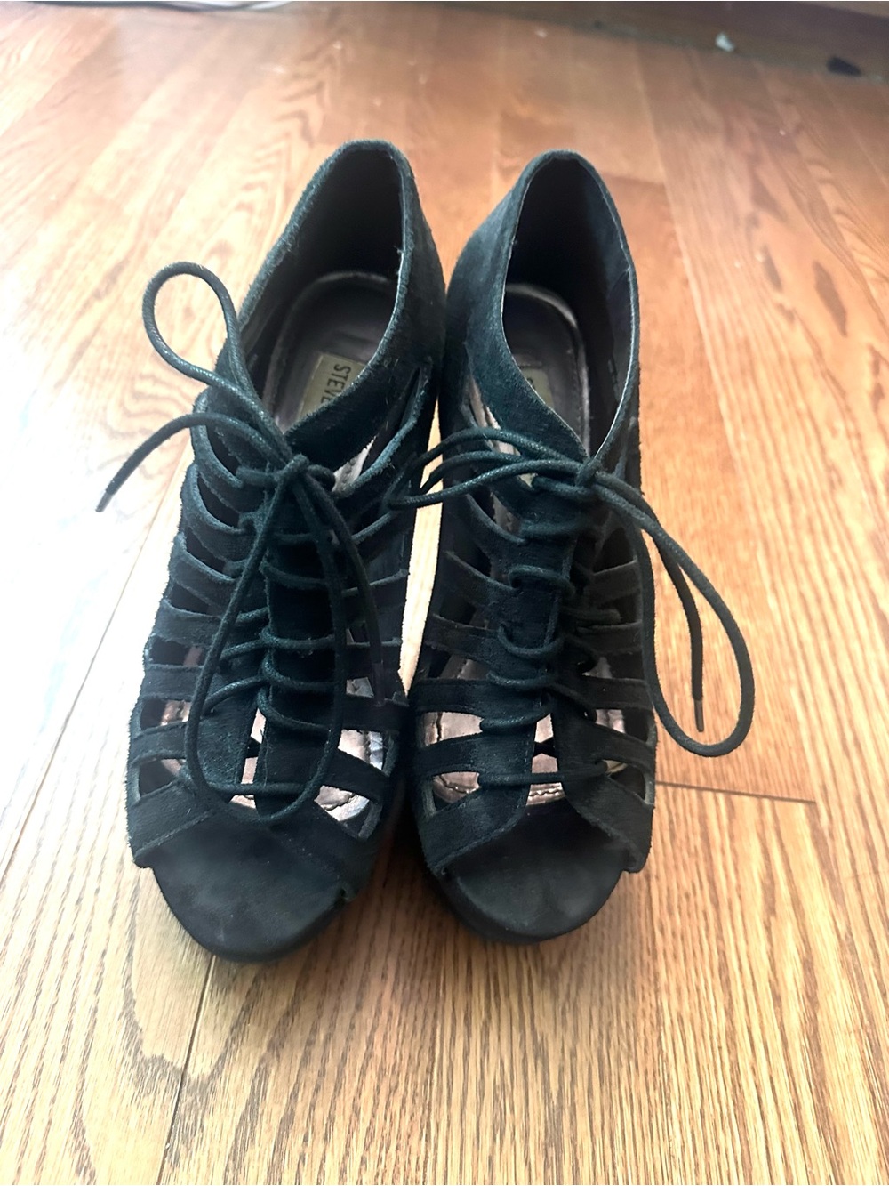 Steve Madden Black Suede Cutout Lace-Up Wedge shoe Sz 9 — circa 2011